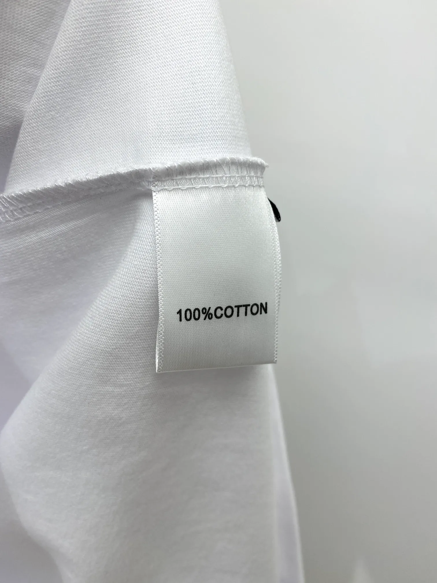 、 T ， ， logo， Versatile 。 ， ， ， ，Sizes M-3XL